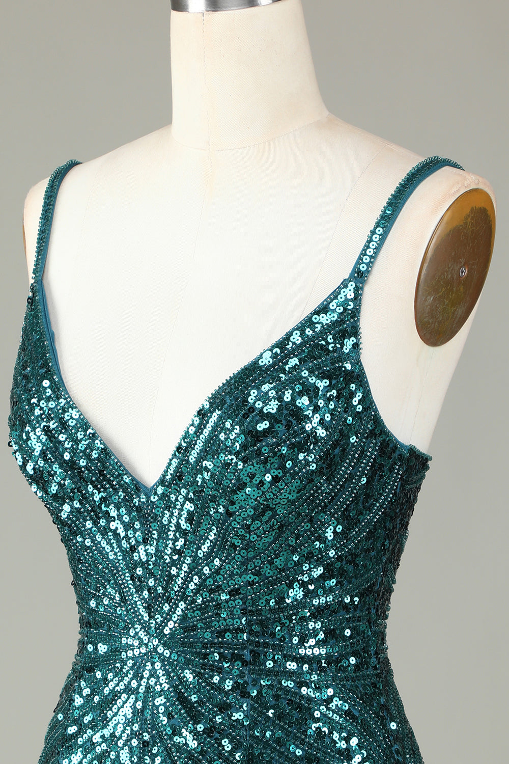 Robe de bal courte blanche scintillante à lacets dans le dos, ornée de perles et de pompons.