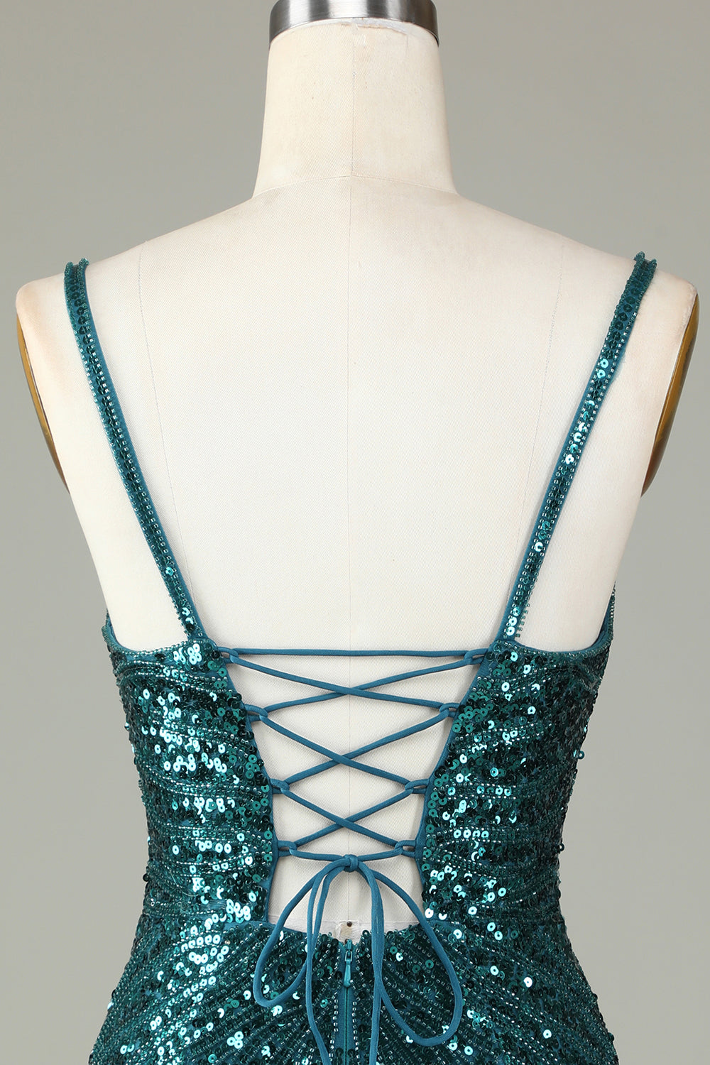 Robe de bal courte blanche scintillante à lacets dans le dos, ornée de perles et de pompons.