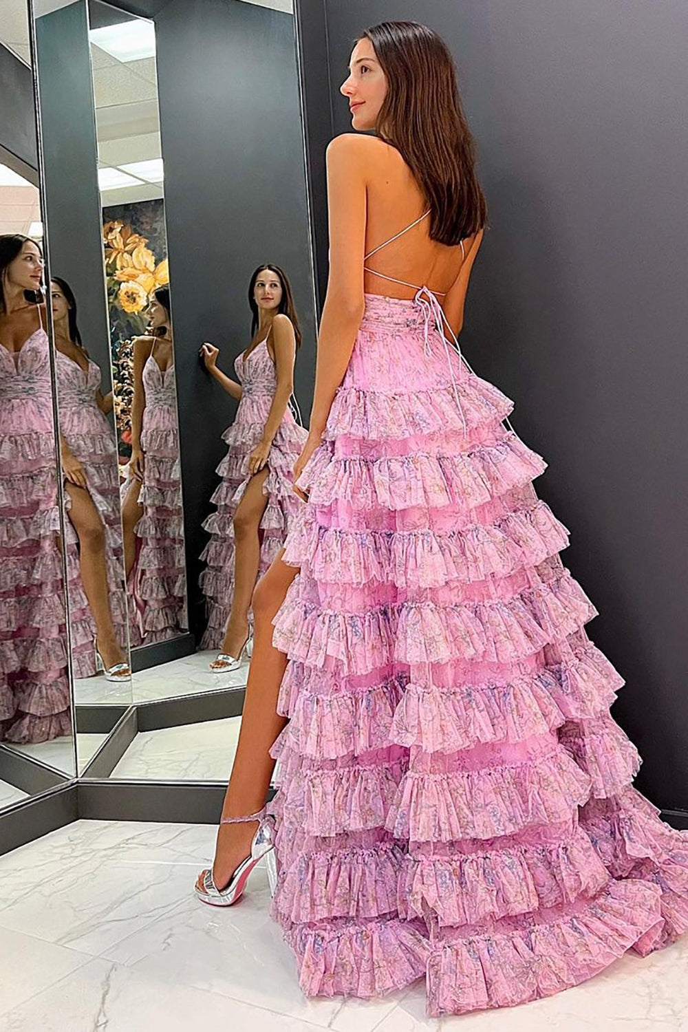 Vestido de fiesta de tul estampado con tirantes finos, corte en A y volantes