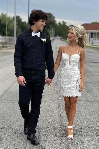 Robe courte moulante à fines bretelles et sequins, dos croisé, idéale pour un bal de promo.