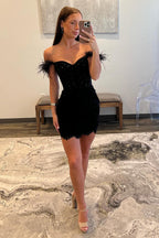 Robe de bal courte moulante à épaules dénudées et corset ornée de plumes