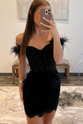 Robe de bal courte moulante à épaules dénudées et corset ornée de plumes