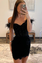 Robe de bal courte moulante à épaules dénudées et corset ornée de plumes