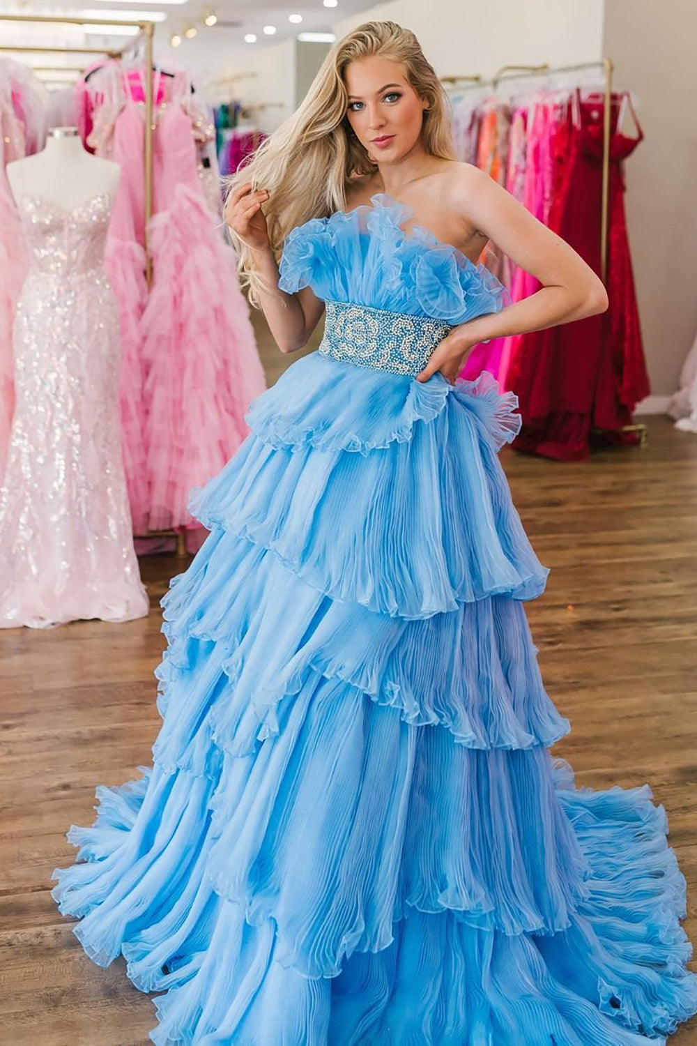 Vestido largo de fiesta sin tirantes de corte A con volantes