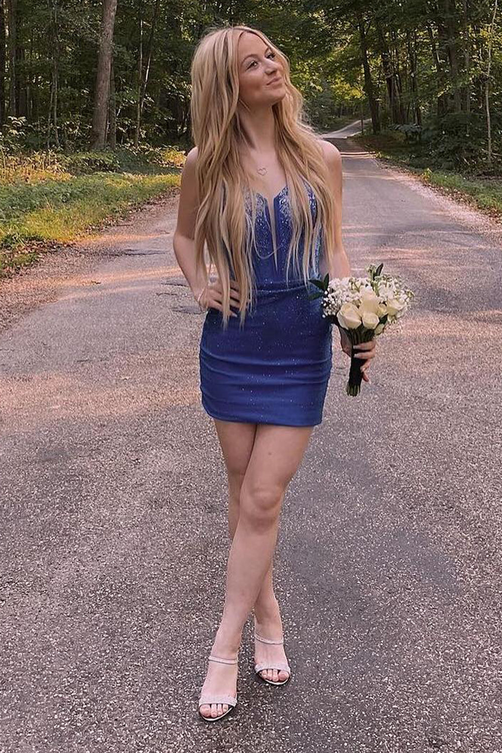 Vestido de fiesta azul real estilo tubo, con tirantes finos y corsé, adornado con cuentas.