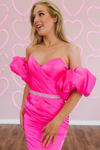 Ayla | Robe fourreau courte rose fuchsia pour le bal de promo, ornée de perles