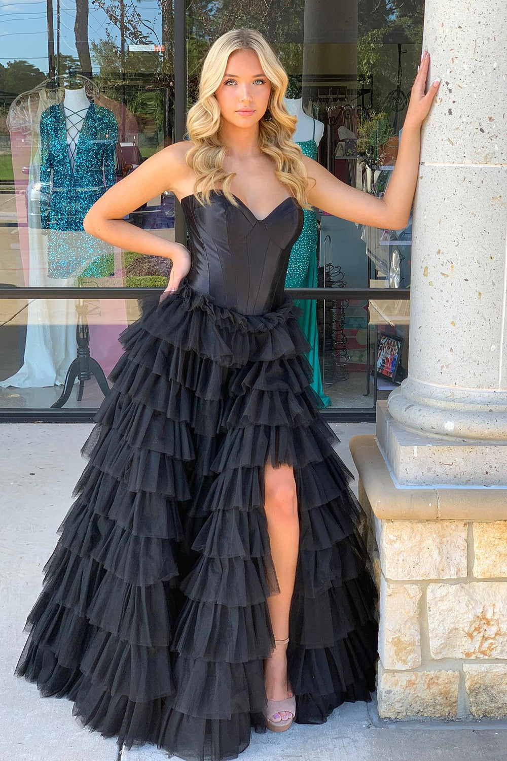 Robe de bal longue bustier en tulle à volants et fente, ornée d'un décolleté en cœur.