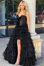 Robe de bal longue bustier en tulle à volants et fente, ornée d'un décolleté en cœur.