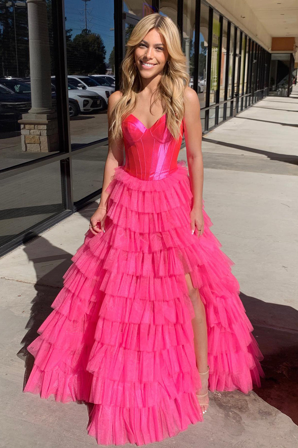 Robe de bal longue bustier en tulle à volants et fente, ornée d'un décolleté en cœur.