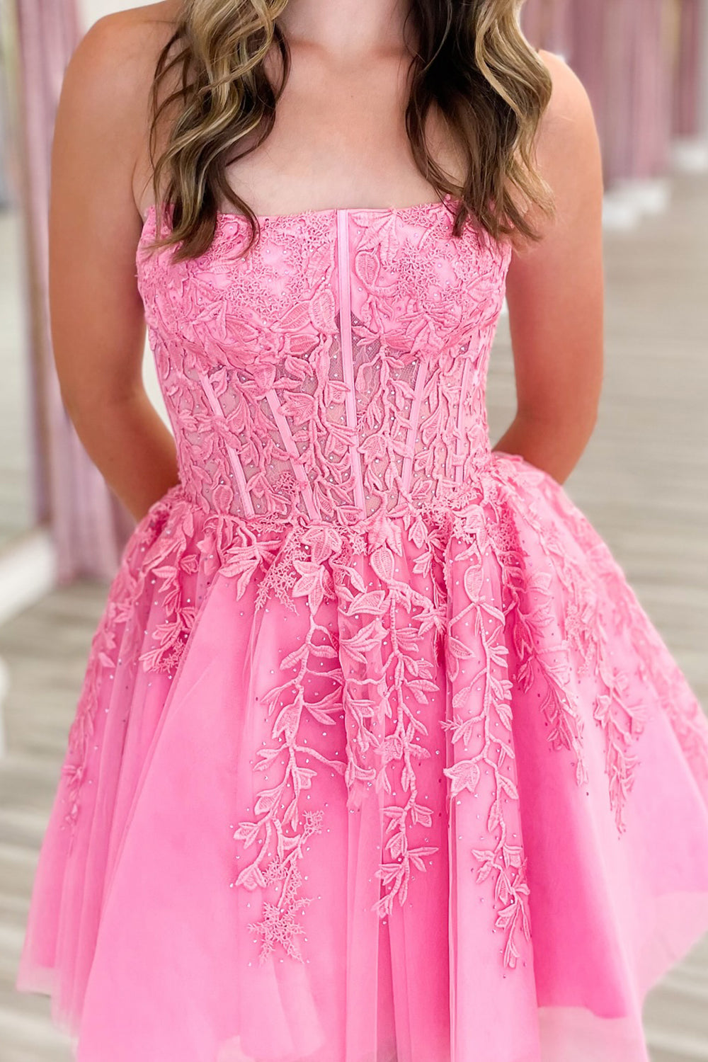 Vestido corto de fiesta morado sin tirantes, corte en A, de tul con corsé y apliques