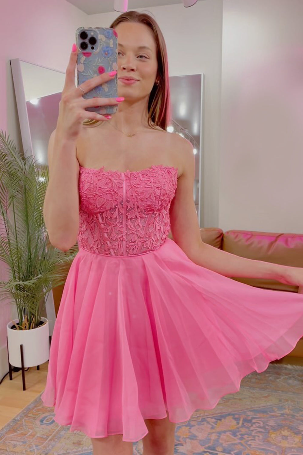 Vestido corto de fiesta morado sin tirantes, corte en A, de tul con corsé y apliques