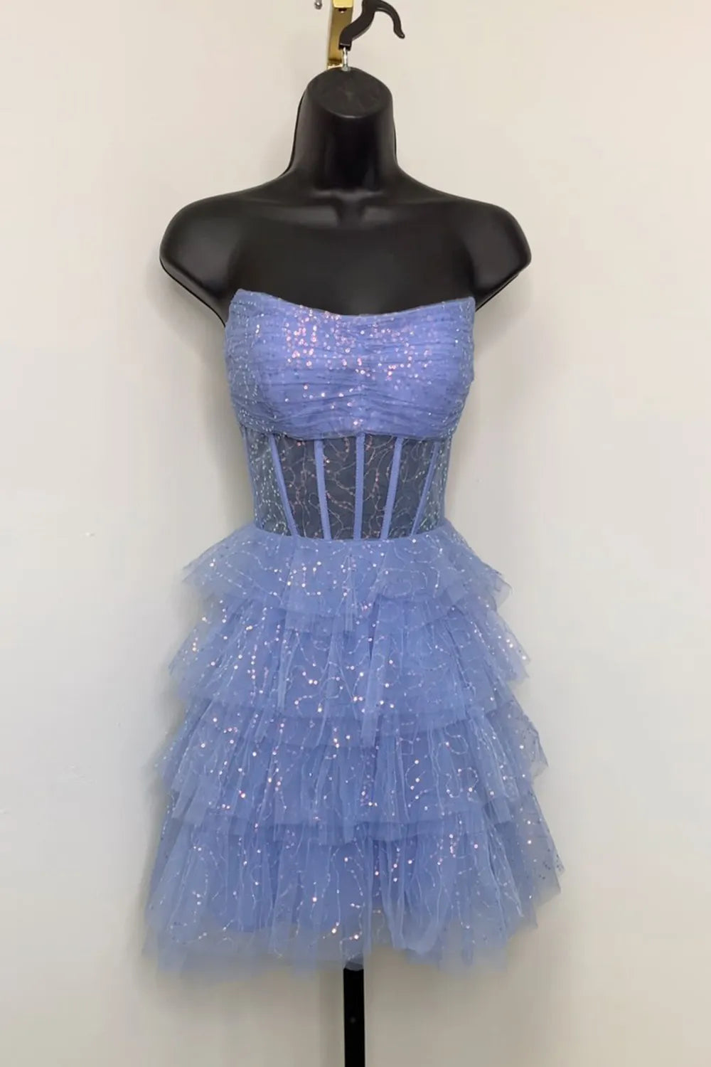 Robe de bal bustier en tulle à volants et corset à sequins