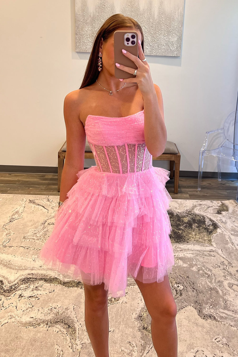 Robe de bal bustier en tulle à volants et corset à sequins