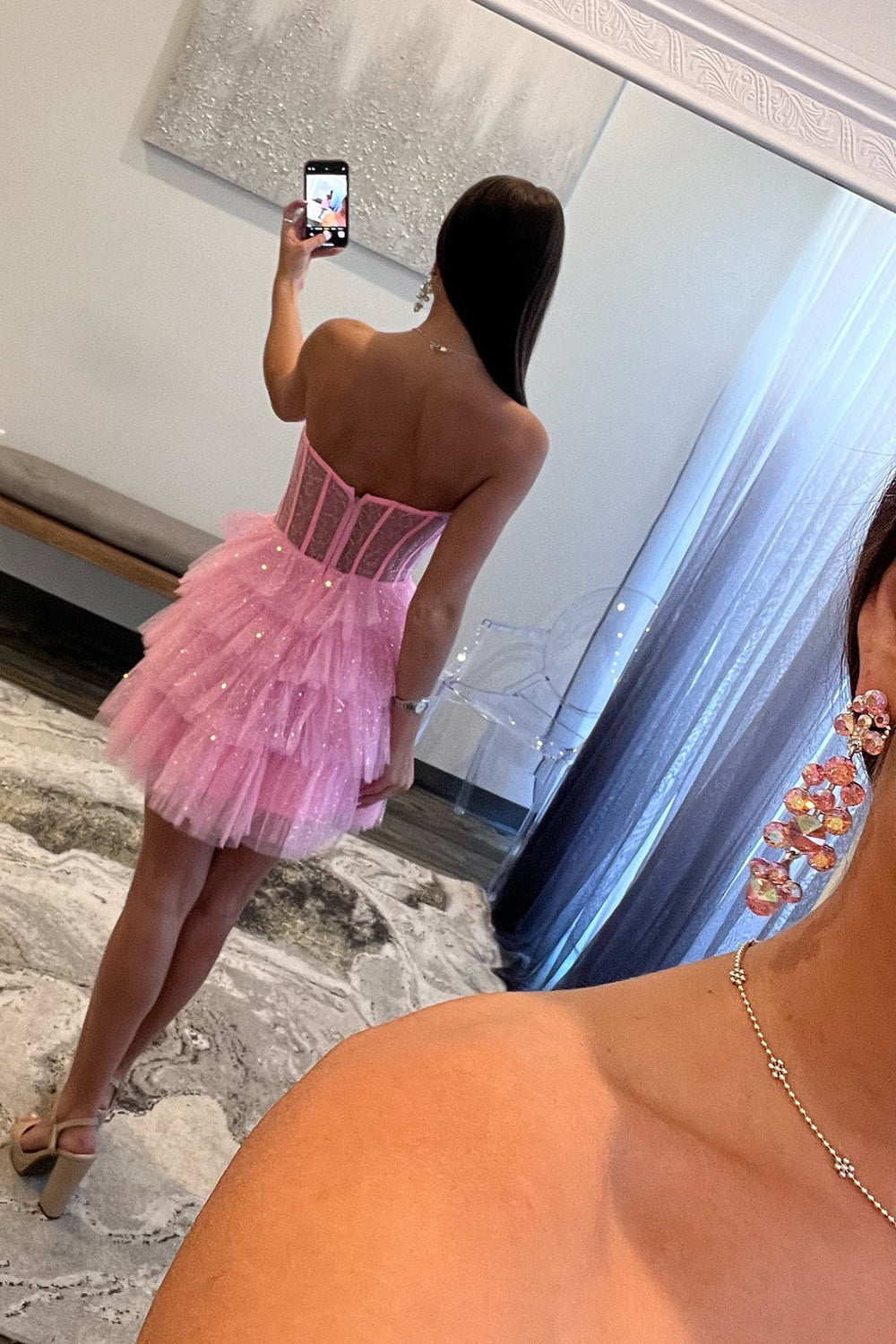 Robe de bal bustier en tulle à volants et corset à sequins