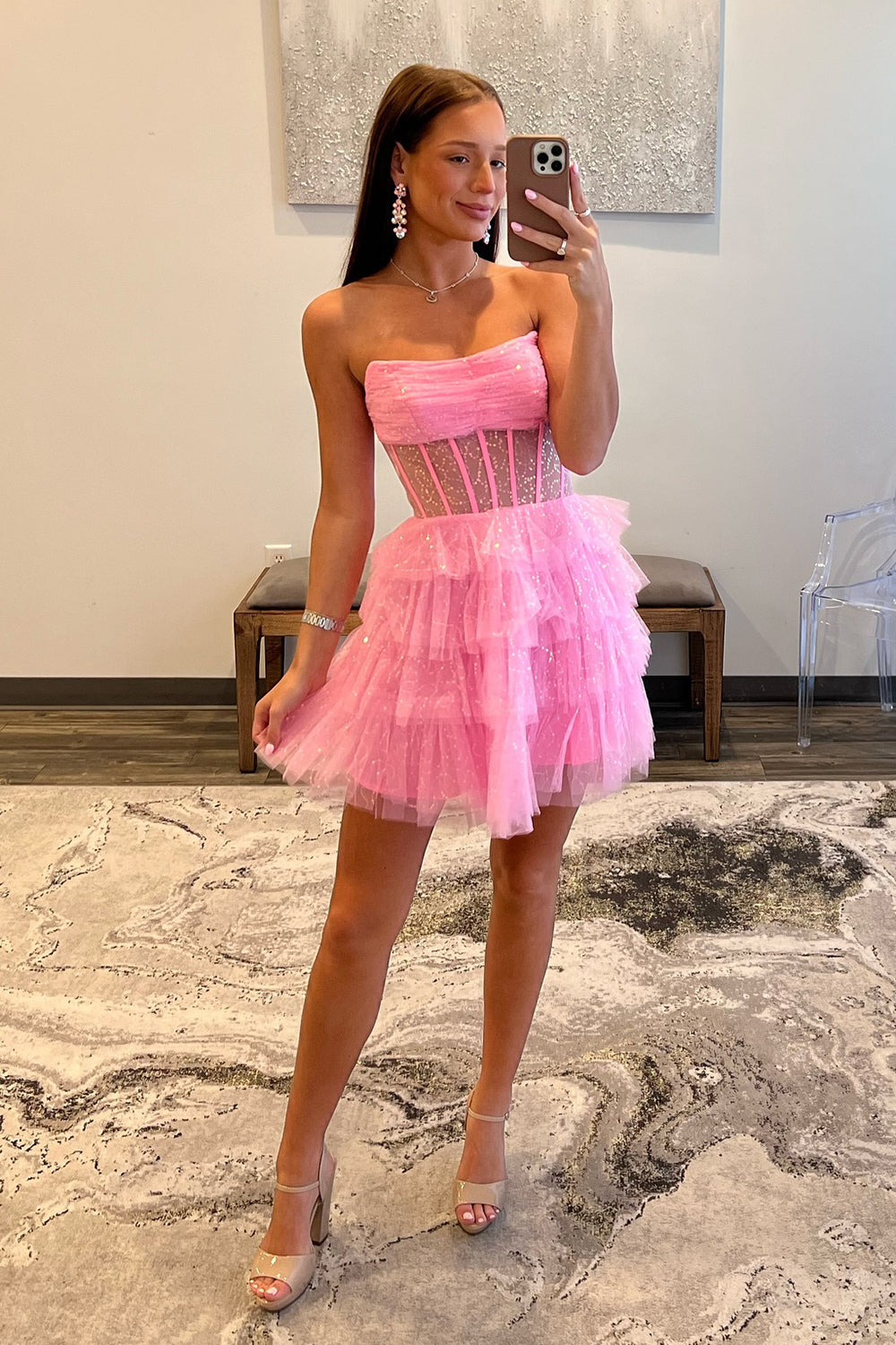 Robe de bal bustier en tulle à volants et corset à sequins
