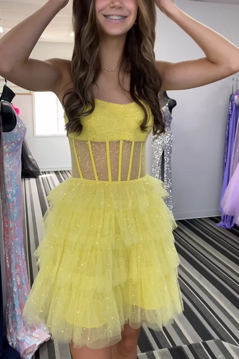 Robe de bal bustier en tulle à volants et corset à sequins