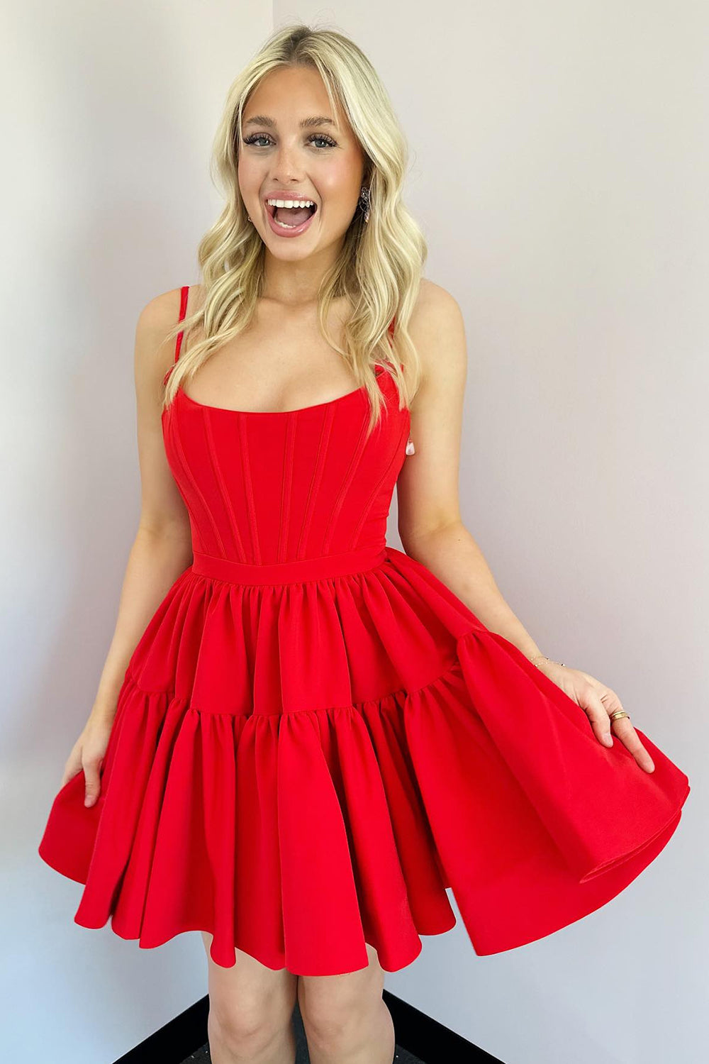 Lindo vestido corto rosa fucsia de tirantes finos con corte en A y espalda cruzada, ideal para fiestas de bienvenida.