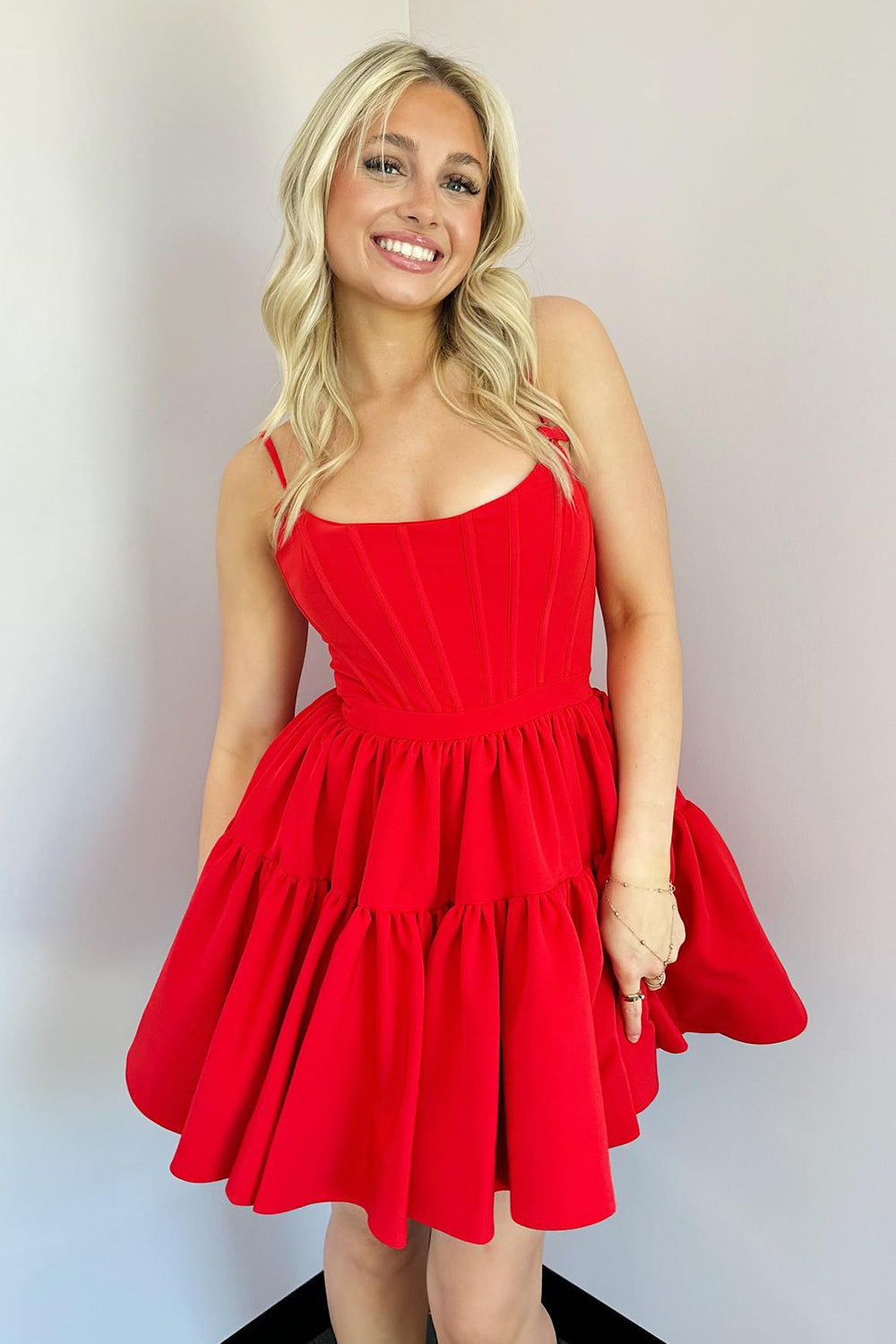 Lindo vestido corto rosa fucsia de tirantes finos con corte en A y espalda cruzada, ideal para fiestas de bienvenida.