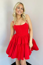 Lindo vestido corto rosa fucsia de tirantes finos con corte en A y espalda cruzada, ideal para fiestas de bienvenida.