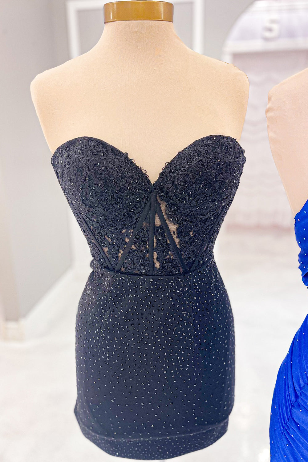 Robe de bal moulante courte à corset et décolleté en cœur ornée de perles