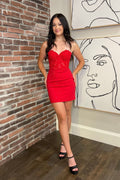 Robe de bal moulante courte à corset et décolleté en cœur ornée de perles