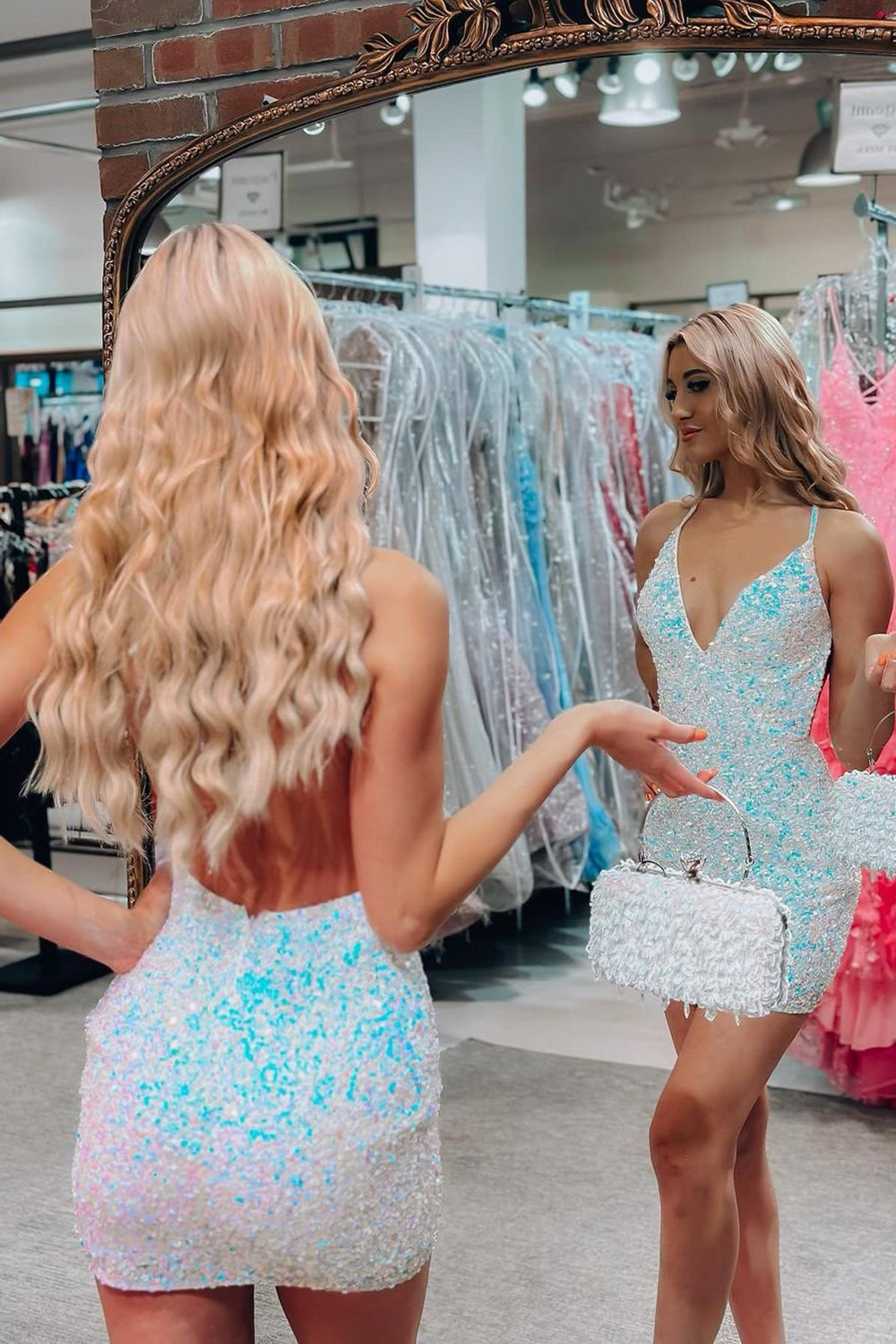 Evadne | Robe fourreau à fines bretelles et sequins pour le bal de promo