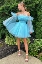 Vestido corto de fiesta de bienvenida, de corte A, sin tirantes, de tul negro, con volantes, admirablemente elegante.