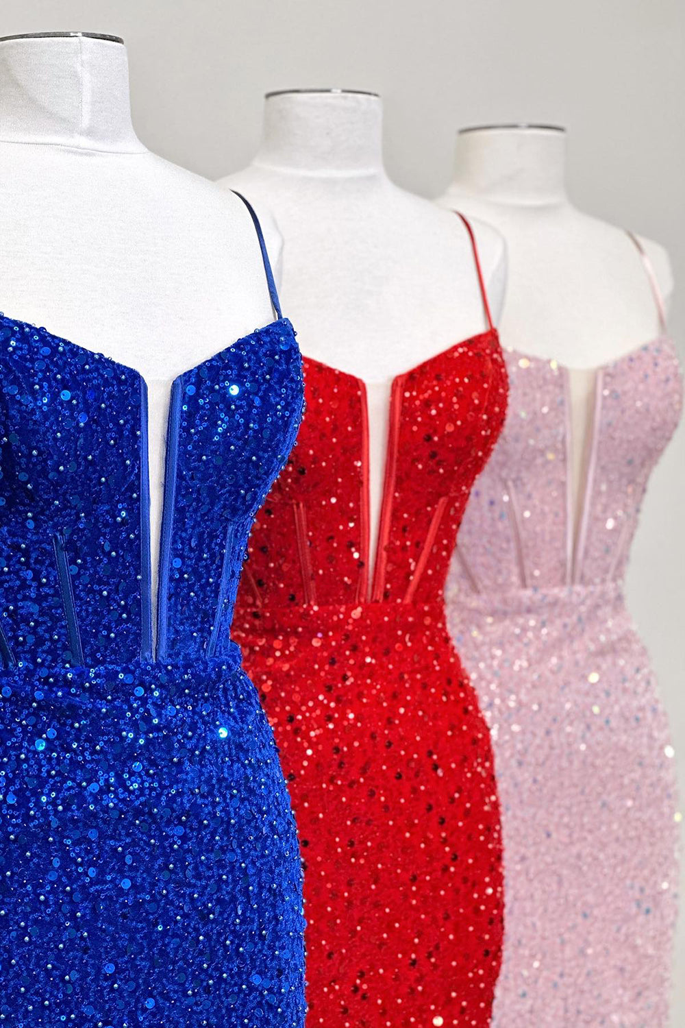Vestido de fiesta azul real con corsé, lentejuelas y tirantes finos brillantes
