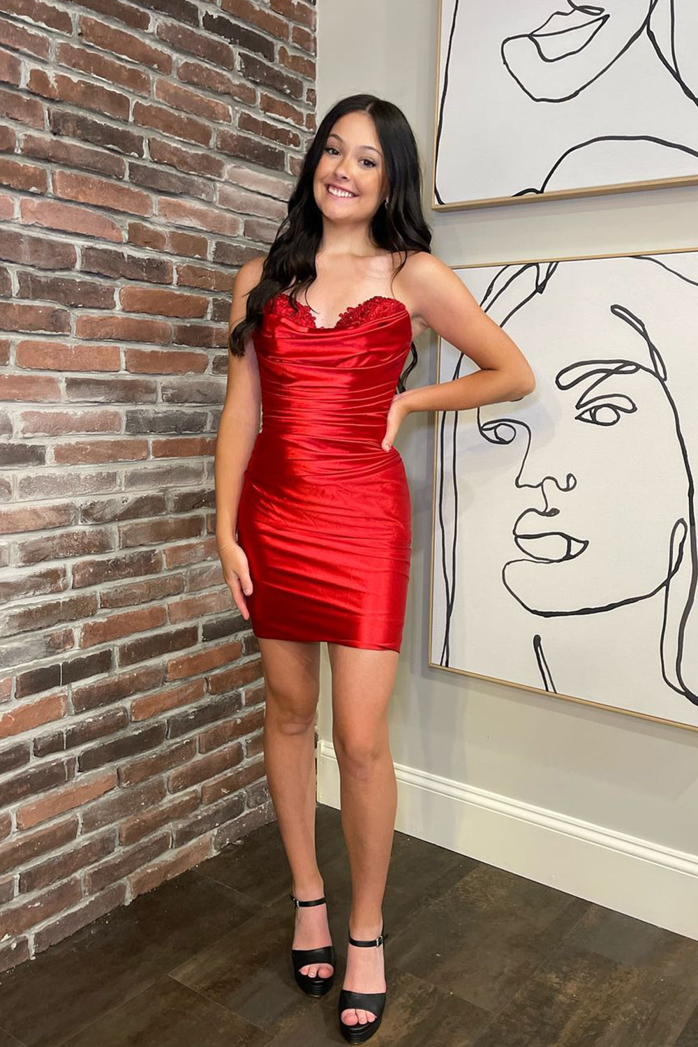 Robe de bal courte rose élégante à décolleté cœur et fronces, style fourreau.