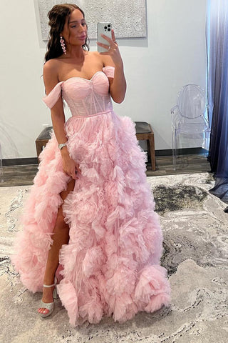 Robe de bal trapèze en tulle à volants, épaules dénudées et fente.