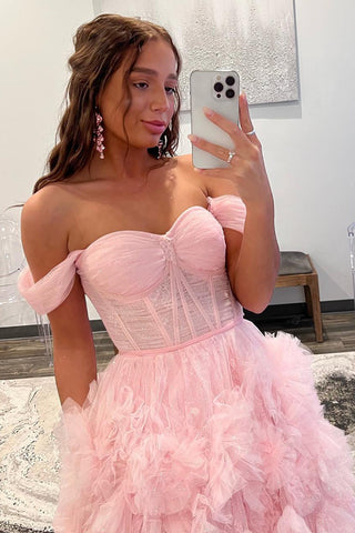 Robe de bal trapèze en tulle à volants, épaules dénudées et fente.