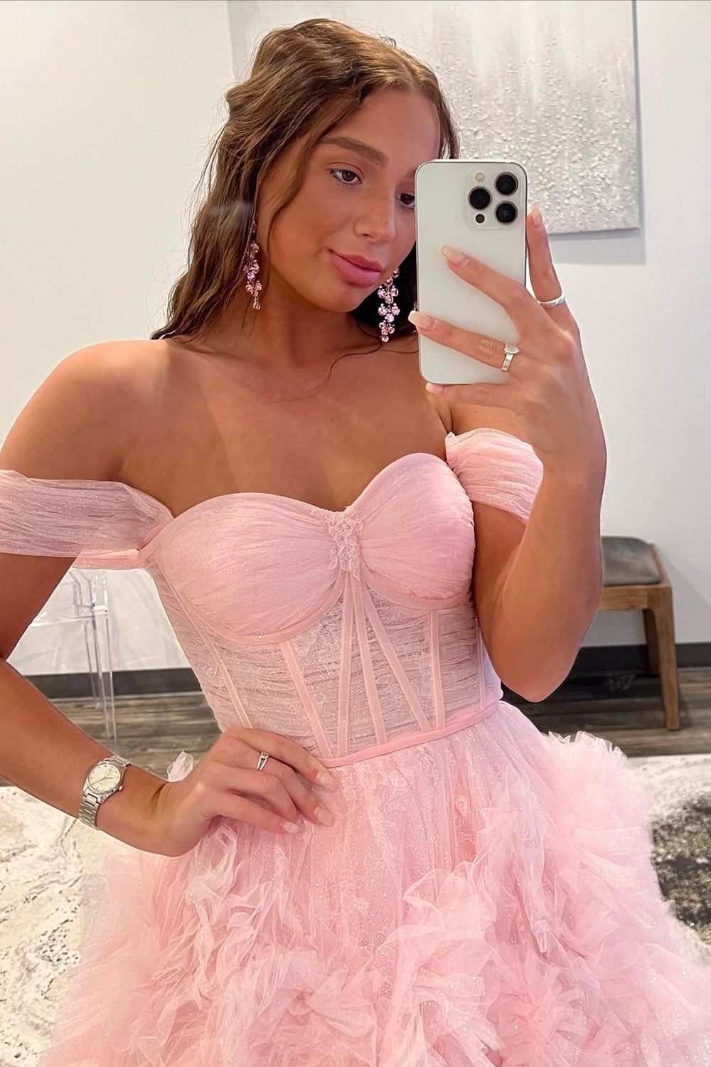Vestido de graduación de tul con volantes, hombros descubiertos y abertura.