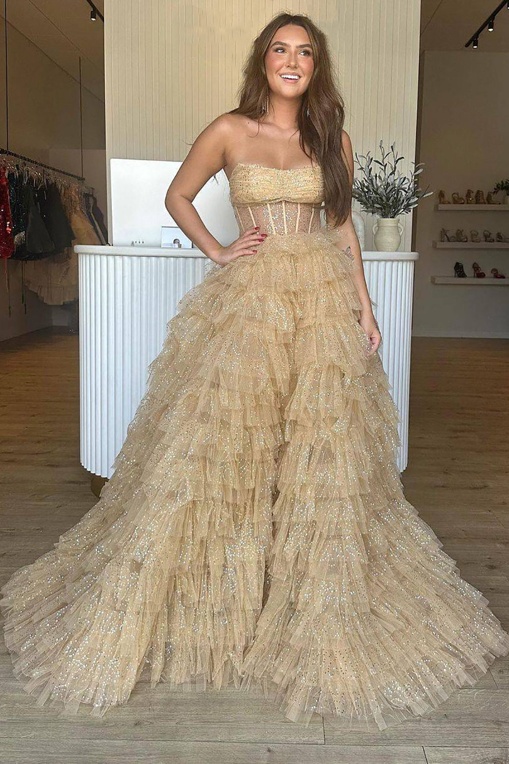 Vestido de fiesta de tul brillante con corsé sin tirantes y corte en A con volantes