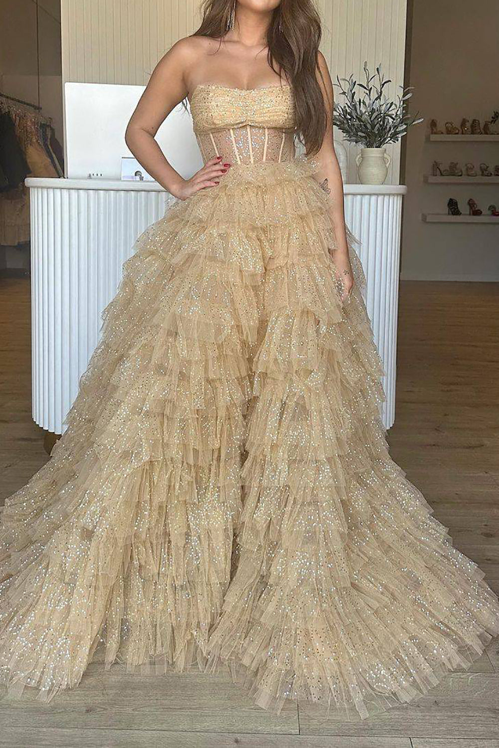 Vestido de fiesta de tul brillante con corsé sin tirantes y corte en A con volantes