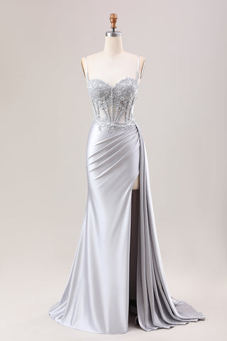 Robe de bal longue sirène en satin argenté à fines bretelles spaghetti et corset ornée d'appliques