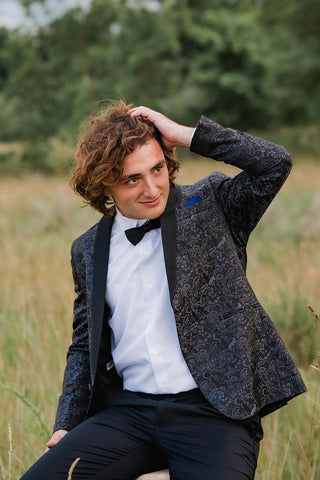 Costume de bal deux pièces pour homme, en jacquard noir à revers châle.