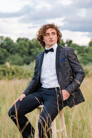 Costume de bal deux pièces pour homme, en jacquard noir à revers châle.