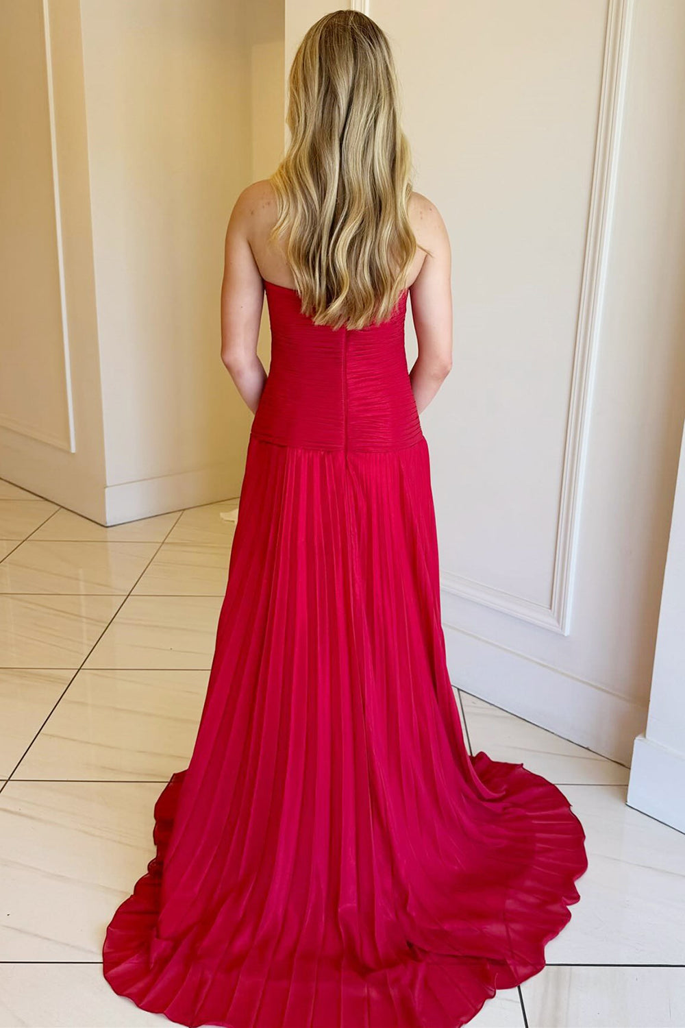 Robe de bal longue plissée trapèze à décolleté cœur et fente