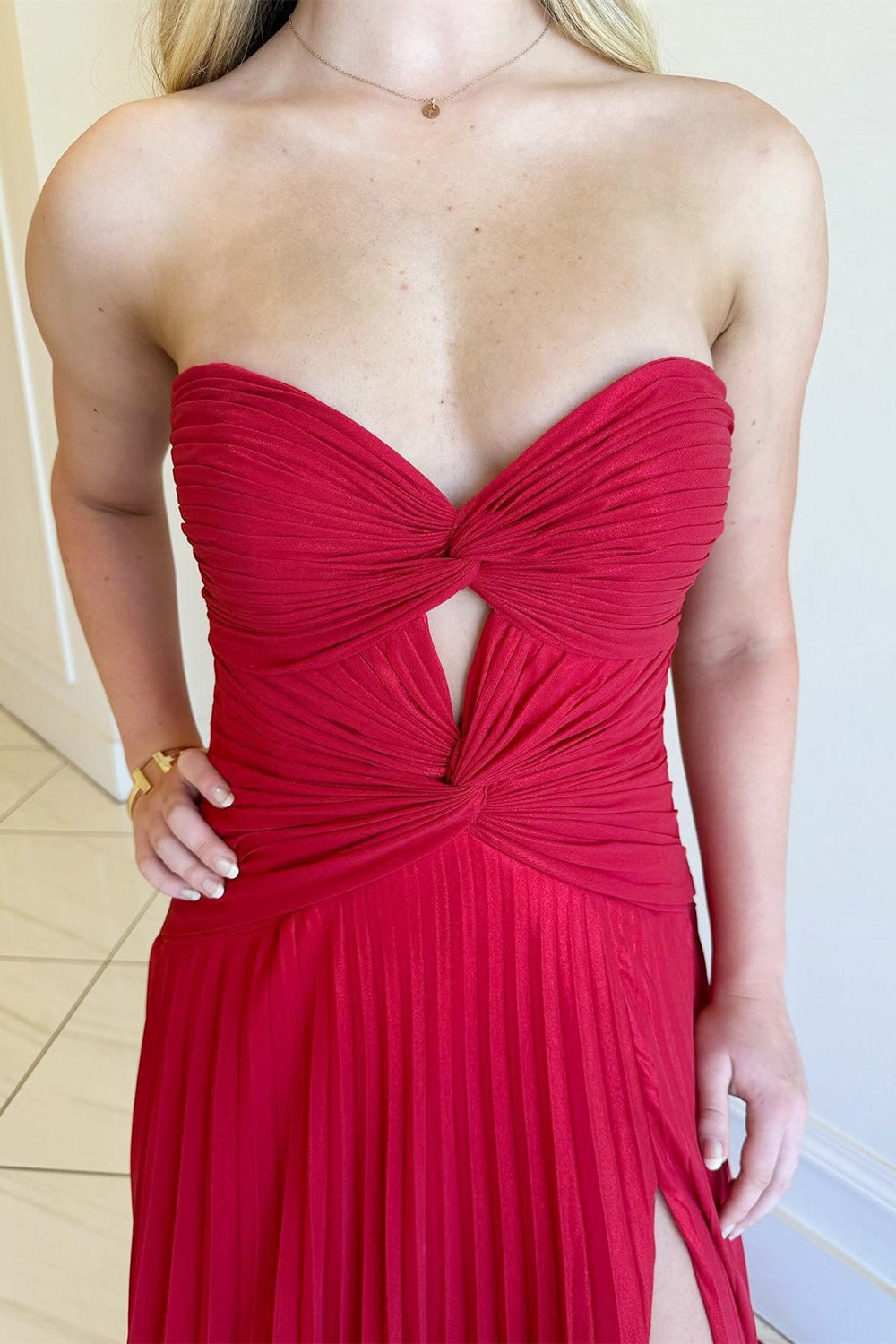 Robe de bal longue plissée trapèze à décolleté cœur et fente