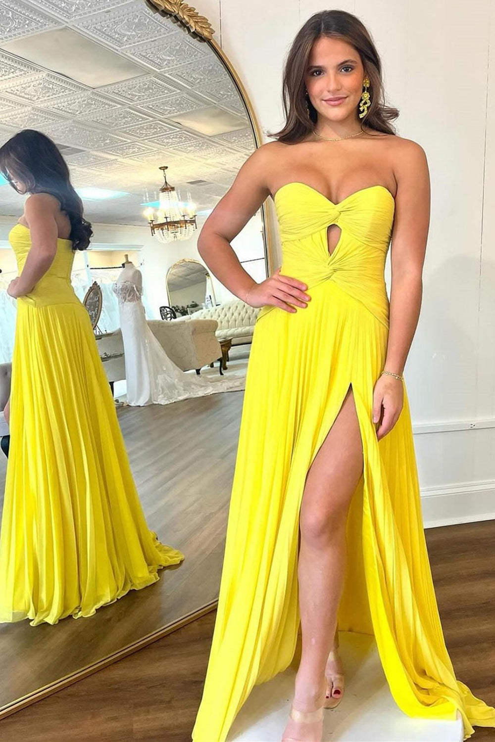 Robe de bal longue plissée trapèze à décolleté cœur et fente