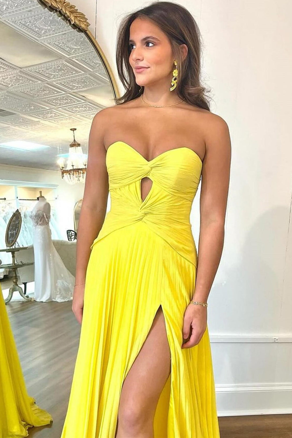 Robe de bal longue plissée trapèze à décolleté cœur et fente