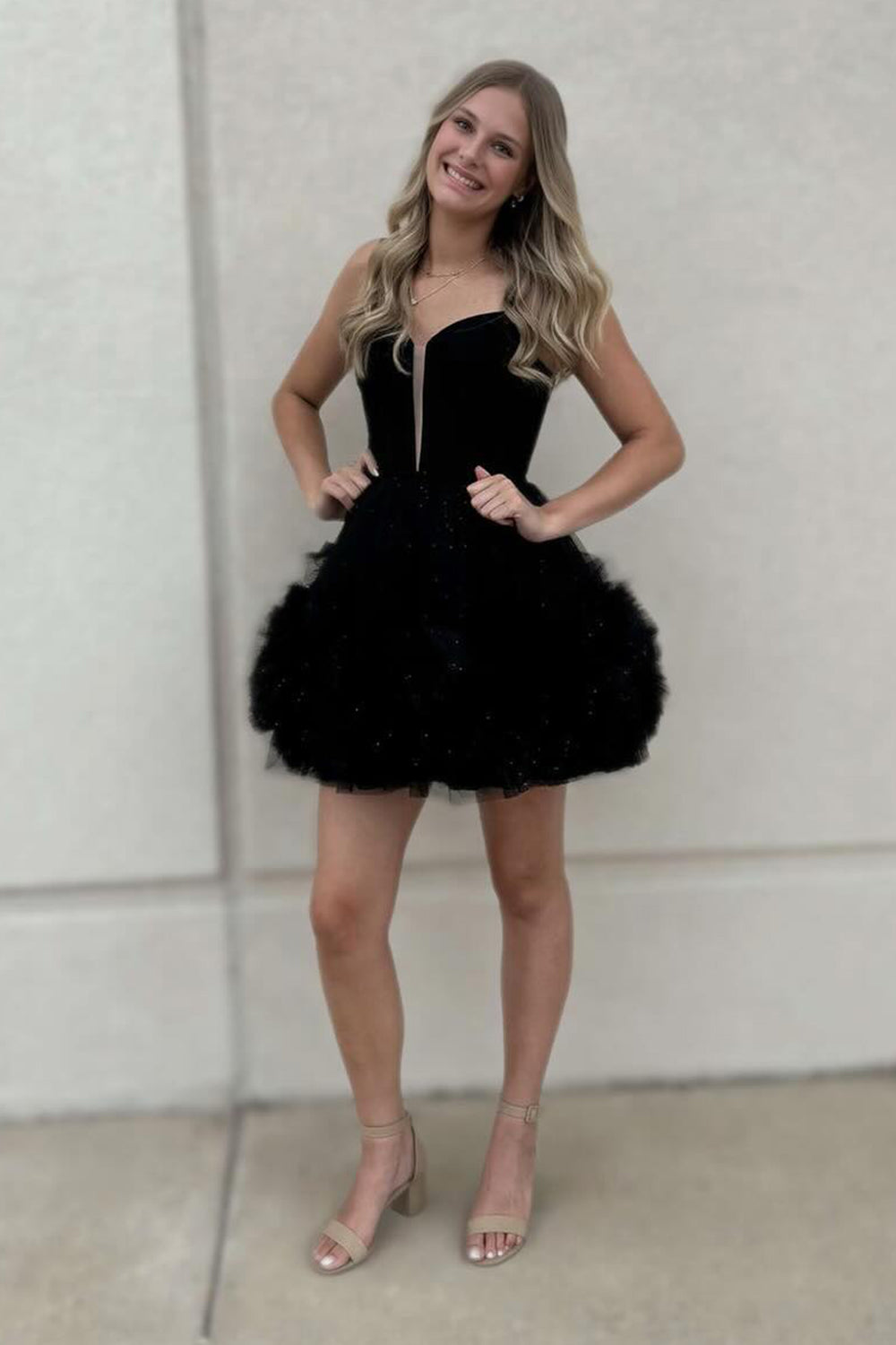 Vestido rosa de fiesta estilo princesa, corte A, tirantes finos, corsé y volantes