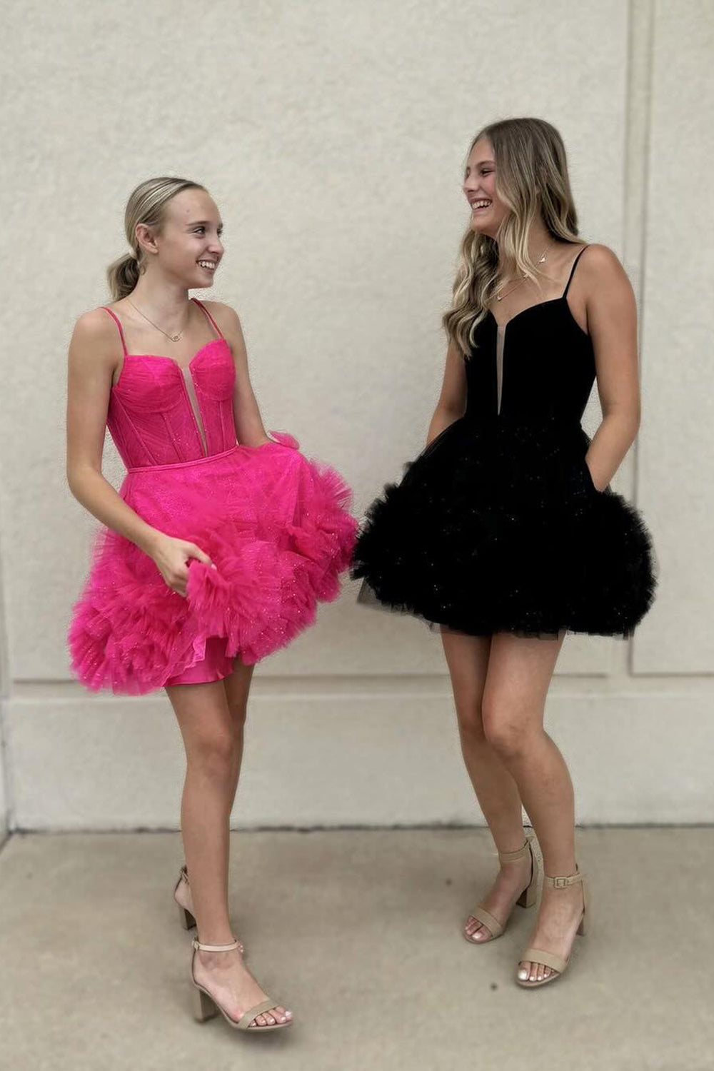 Vestido de fiesta de bienvenida con corsé, tirantes finos, falda escalonada de tul y corte princesa con volantes.