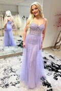 Robe de bal violette à bretelles spaghetti et corset fendue, style sirène.