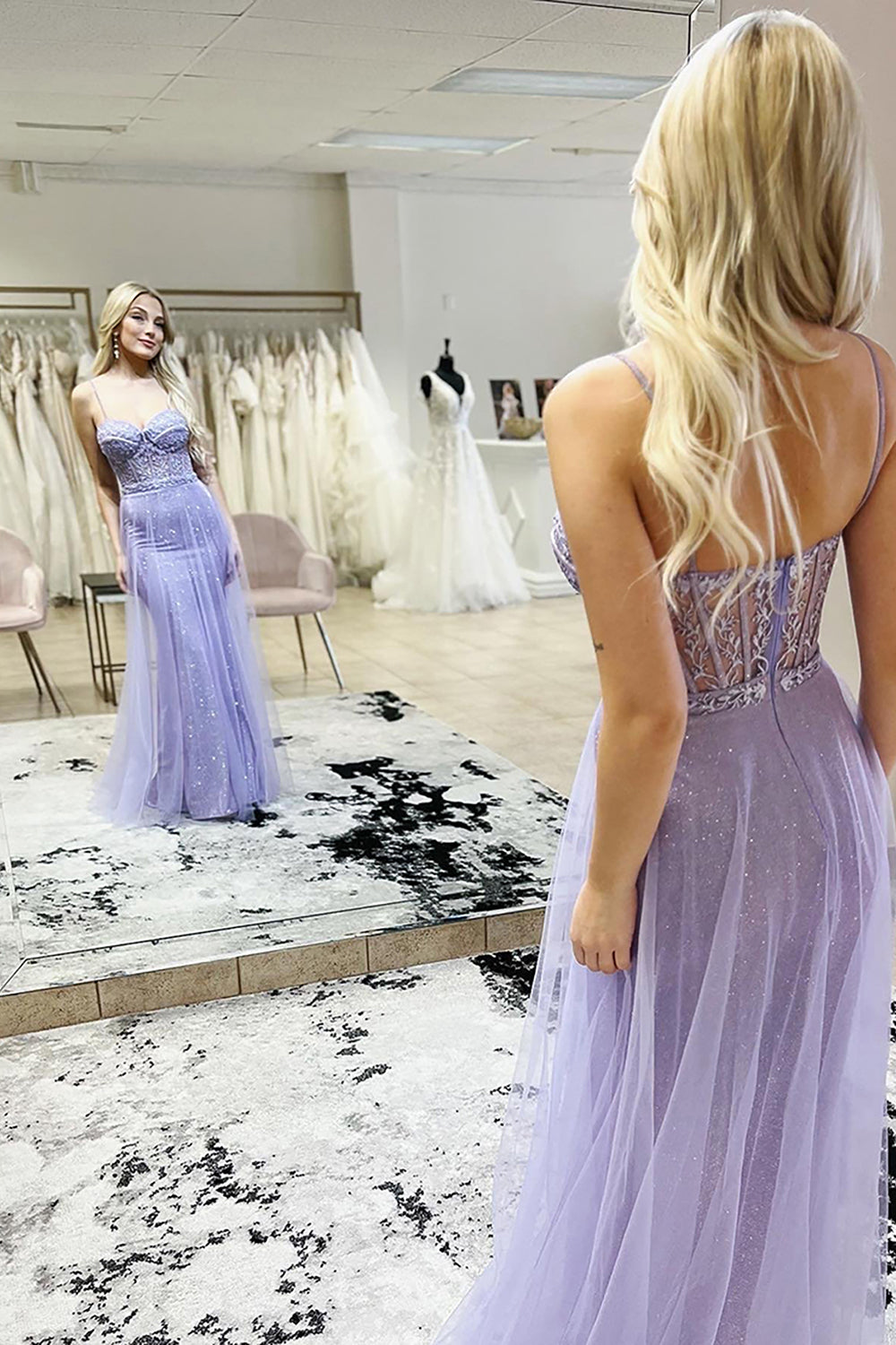 Robe de bal violette à bretelles spaghetti et corset fendue, style sirène.