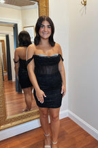 Vestido corto de fiesta con corsé, lentejuelas fruncidas y hombros descubiertos