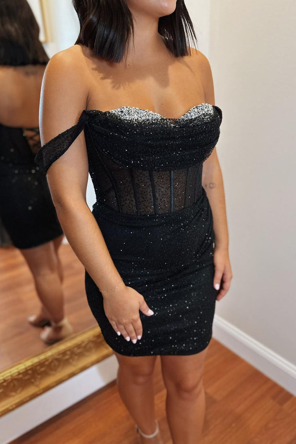 Vestido corto de fiesta con corsé, lentejuelas fruncidas y hombros descubiertos