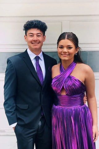 Vestido largo de fiesta plisado de corte A, corte halter, color rosa metalizado con abertura, en tono rosa.