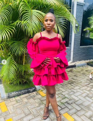 Robe de bal courte élégante en satin à épaules dénudées et à volants, modèle Y8265