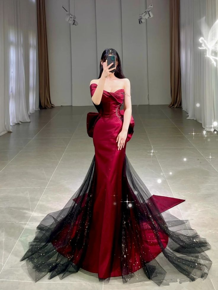 Vestido de noche burdeos romántico con hombros descubiertos, ideal para recepción (Y4416)